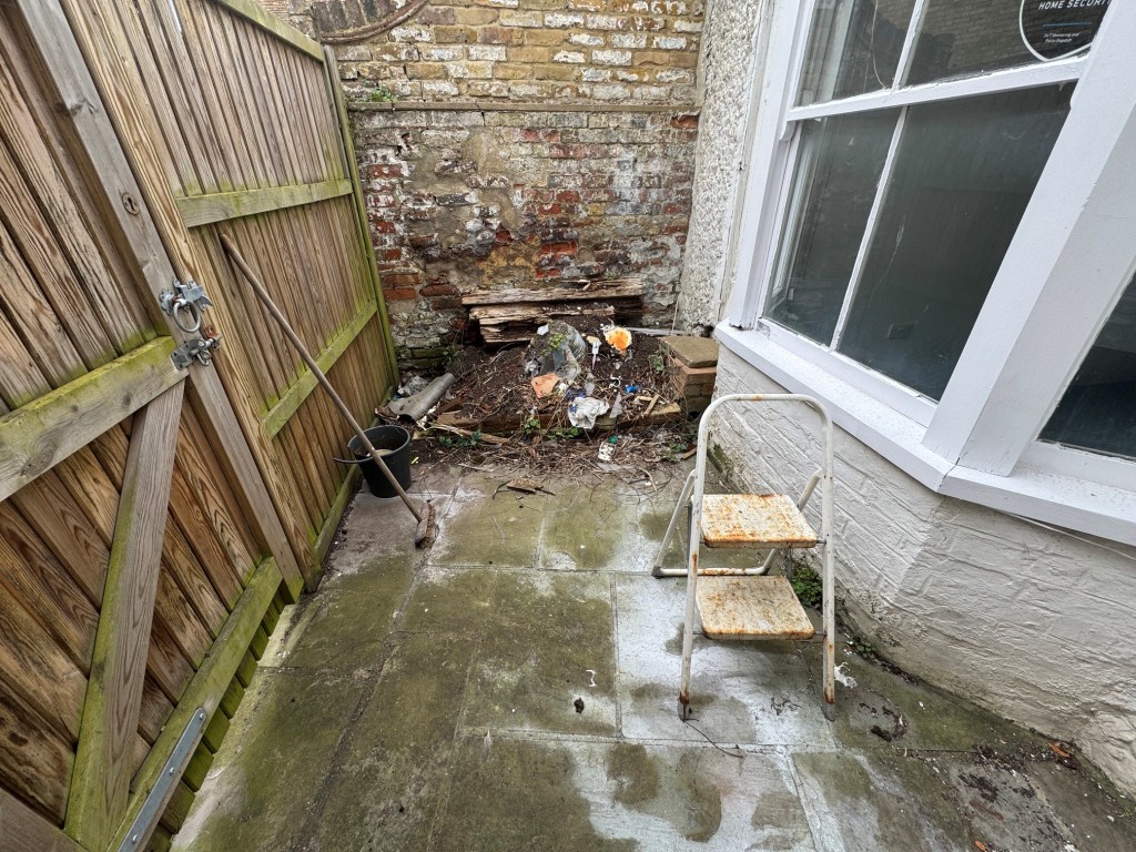 Lot: 85 - DOUBLE FRONTED SHOP AND MAISONETTE IN POPULAR CINQUE PORT TOWN - Shop - Courtyard